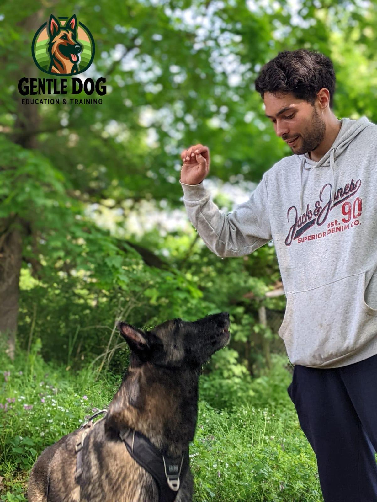 Sadok avec son binôme canin Narco